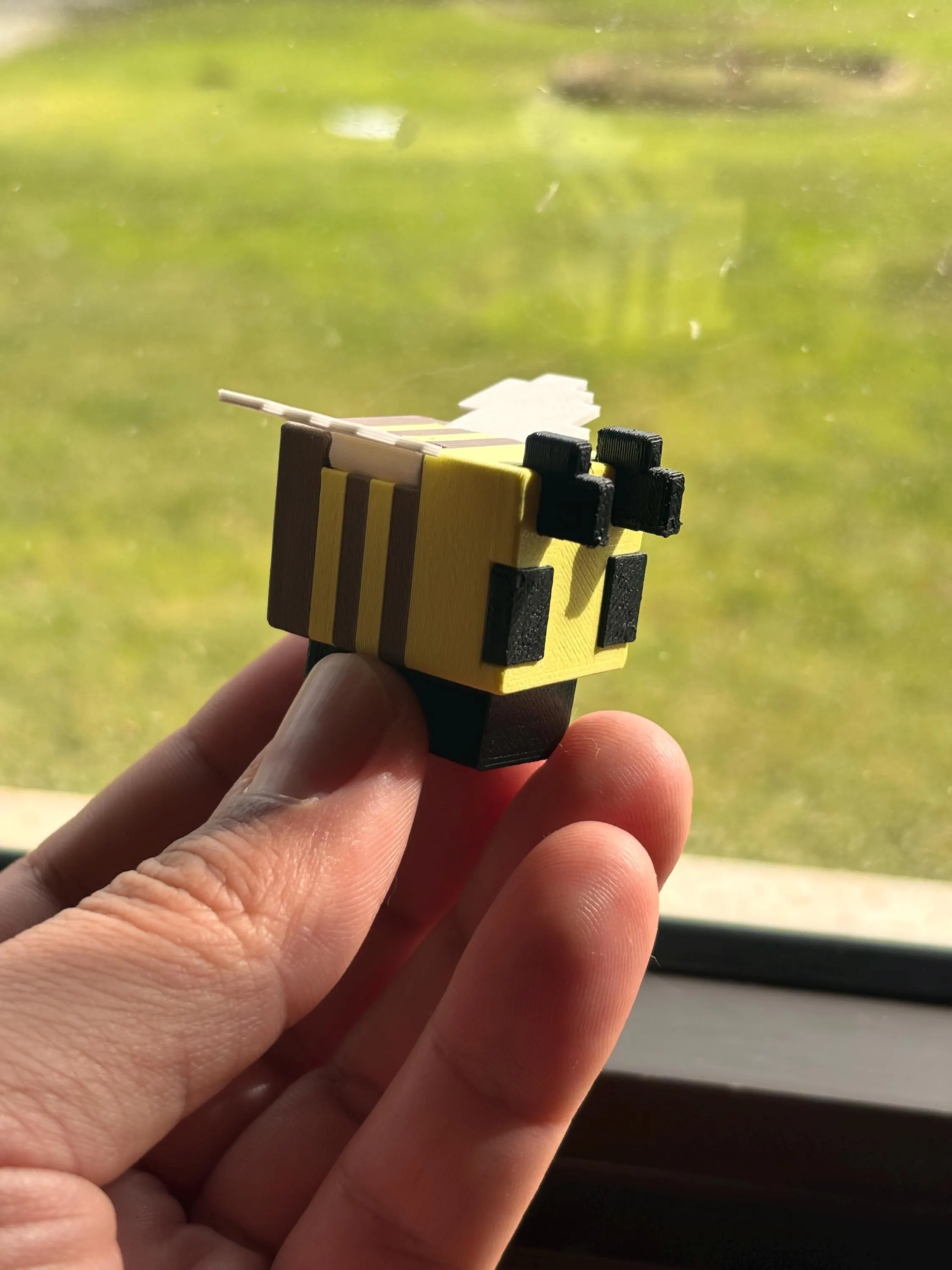 Figura adorável de abelha do Minecraft – Brinquedo sensorial com asas que batem!