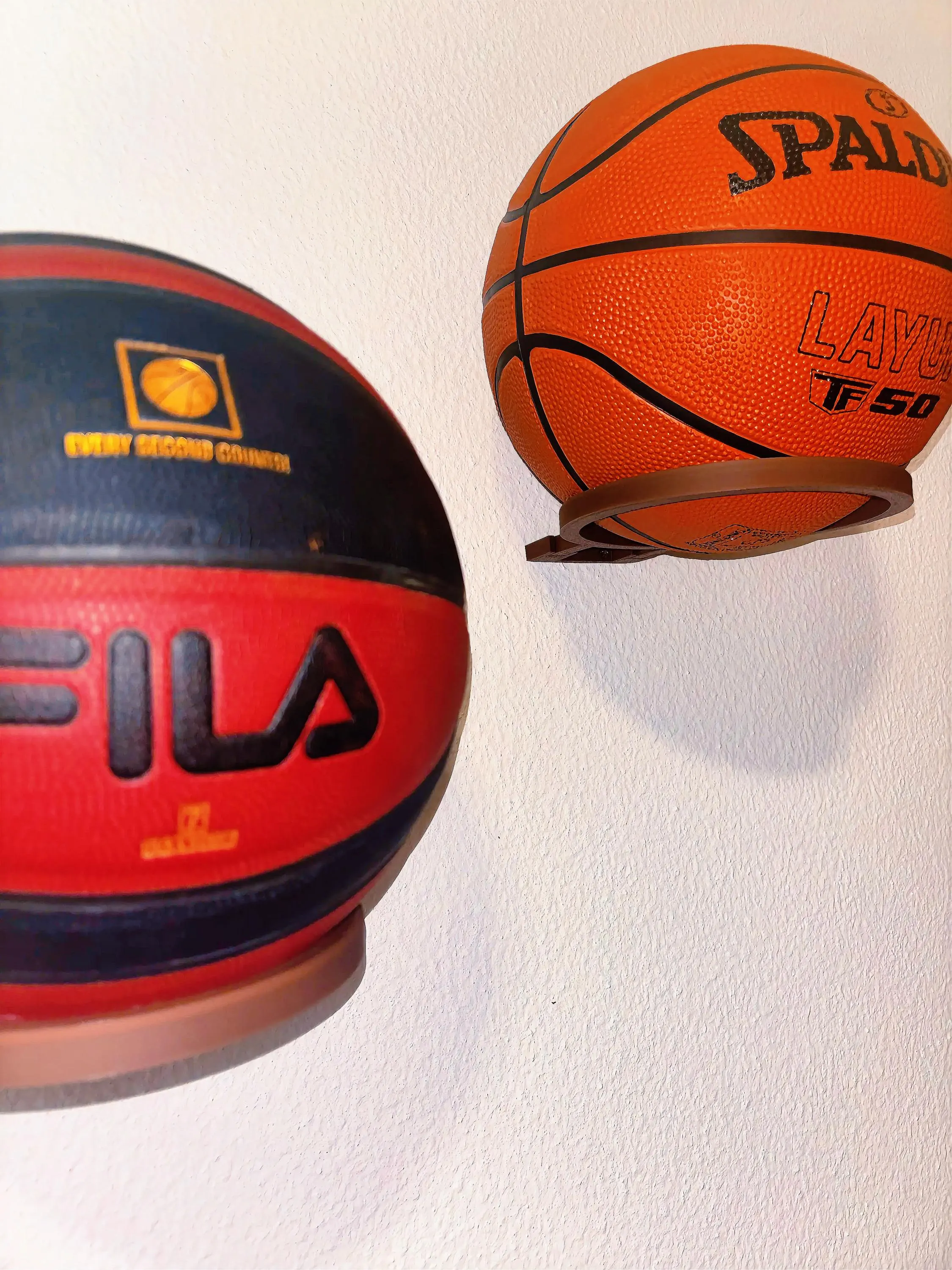Suporte retrátil de parede para bolas | Suporte de exposição para basquetebol, futebol e voleibol | Inclui parafusos e buchas de parede